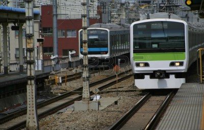 1544281-local-train-between-towns-in-japan