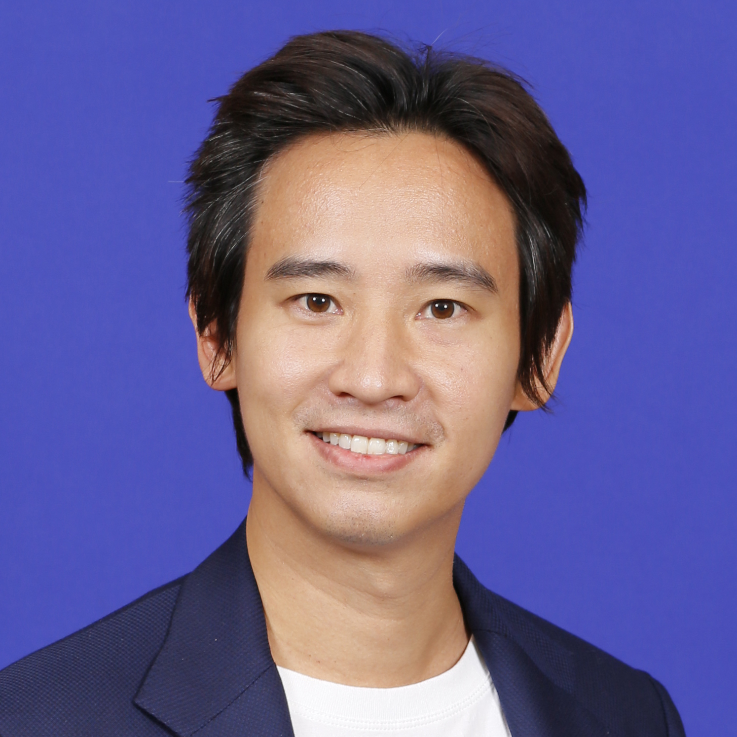 พิธา ลิ้มเจริญรัตน์ คือใคร? ประวัติและผลงานของ(ว่าที่)หัวหน้าพรรคก้าว
